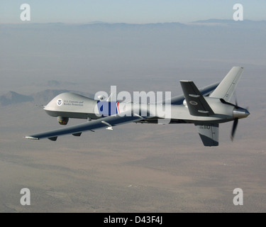 Questa immagine rappresenta l'uso di sistemi aerei senza equipaggio (UAS) da parte di agenzie federali come le dogane degli Stati Uniti e la protezione delle frontiere per la sicurezza delle frontiere. Questi sistemi migliorano la sorveglianza e supportano l'applicazione dell'immigrazione lungo i confini degli Stati Uniti. Foto Stock