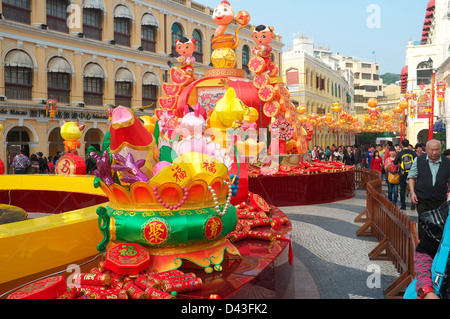 Anno decorazioni anni folla RAS di Macao Cina Foto Stock