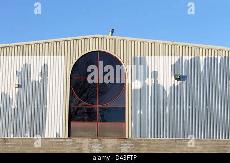 Esterno del vecchio edificio in fabbrica con cielo blu sullo sfondo. Foto Stock