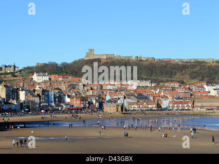 Vista panoramica del Castello di Scarborough e spiaggia, North Yorkshire, Inghilterra. Foto Stock