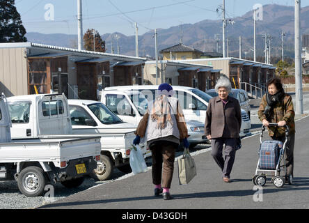 Febbraio 28, 2013, Minami-Soma City, Giappone - solo 350 famiglie, la maggior parte di esse le persone anziane, sono alloggiati in questo rifugio temporaneo in Minami-Soma, situato circa 36 km a nord della travagliata centrale nucleare, il 28 febbraio 2013. Quasi tre anni sono entrati e usciti dal momento che il 11 marzo 2011, disastro che ha distrutto gran parte della nazione del litorale nord-orientale con il mortale del terremoto e dello tsunami avvenuti seguita dal collasso del potere dell'impianto reattori. (Foto di Natsuki Sakai/AFLO) Foto Stock