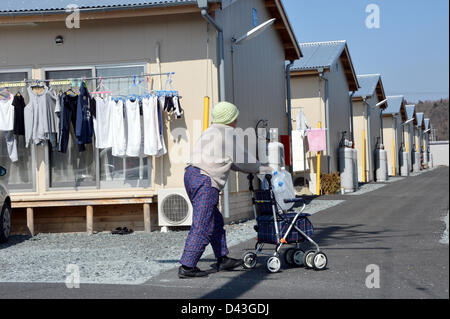 Febbraio 28, 2013, Minami-Soma City, Giappone - solo 350 famiglie, la maggior parte di esse le persone anziane, sono alloggiati in questo rifugio temporaneo in Minami-Soma, situato circa 36 km a nord della travagliata centrale nucleare, il 28 febbraio 2013. Quasi tre anni sono entrati e usciti dal momento che il 11 marzo 2011, disastro che ha distrutto gran parte della nazione del litorale nord-orientale con il mortale del terremoto e dello tsunami avvenuti seguita dal collasso del potere dell'impianto reattori. (Foto di Natsuki Sakai/AFLO) Foto Stock