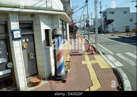 Febbraio 28, 2013, Minami-Soma City, Giappone - La strada principale di Minami-Soma, una sonnolenta cittadina situata a circa 240 km a nord est di Tokyo, è devastato il 28 febbraio 2013, quasi tre anni dopo il Giappone la peggiore catastrofe che ha devastato gran parte del paese della regione del Nordest. Sono passati tre anni da quando il 11 marzo 2011, disastro ancora molto poco è cambiato in questa città, da cui i residenti sono fuggiti in città vicine e prefetture dalla runaway reattori nucleari del vicino impianto di alimentazione. (Foto di Natsuki Sakai/AFLO) Foto Stock