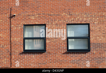 Windows in un muro di mattoni di ufficio moderno edificio. Foto Stock