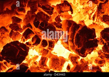 La combustione di carbone. Close up red hot braci brillava in stufa. Foto Stock