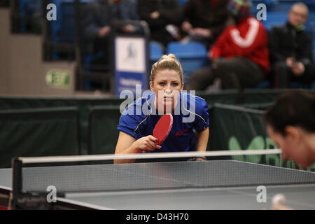 03.03.2013 Sheffield, in Inghilterra. Emma Vickers durante il womens semi-finale di partita della nazionale inglese di Ping Pong campionati dal Ponds Forge International Sports Centre. Foto Stock