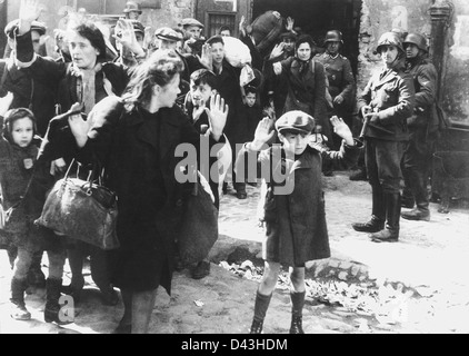 Civili ebraica sono forzatamente rimossi dal ghetto di Varsavia dal tedesco SS soldati durante la sollevazione di maggio 1943. La gente identificata nella foto: Identità del ragazzo in parte anteriore non è stato confermato, ma è forse Artur Siemiatek Dab, Levi Zelinwarger (accanto a sua madre, Chana Zelinwarger) o Tsvi Nussbaum. Hanka Lamet - piccola ragazza sulla sinistra Matylda Lamet Goldfinger - Hanka della madre accanto a lei (secondo da sinistra) Leo Kartuziński - ragazzo adolescente in background con borsa bianca sulla sua spalla Stavarowski Golda - SS uomo con pistola, è stato eseguito nel 1969 Foto Stock