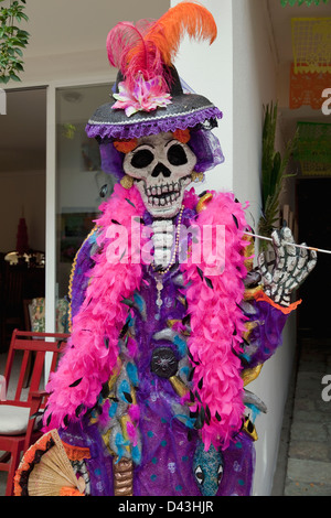 Lo scheletro di manichino vestito per il Giorno dei Morti festival nel cortile a Oaxaca, Messico. Foto Stock