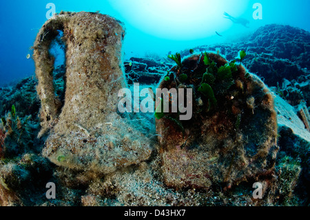 Amphore, amphoren, anfora, anfore, pezzi di anfore e scuba diver, Croazia, Mare Mediterraneo, il Parco Nazionale di Kornati Foto Stock