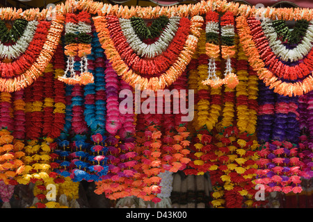 Colorate ghirlande di fiori in vendita su Campbell Lane in Little India, Singapore Foto Stock