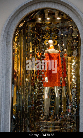 Versace womens designer boutique di moda di lusso finestra illuminata display Via Montenapoleone Milano Lombardia Italia Europa Foto Stock