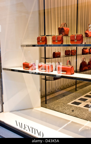 Designer borsette accessori Valentino store window display Via Montenapoleone Milano Lombardia Italia Europa Foto Stock