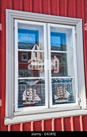 Finlandia Finlandia occidentale, Naantali, modelli di navi in finestra a Mannerheiminkatu Foto Stock