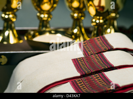 Sacrestia la preparazione per la celebrazione di un cattolico . Foto Stock