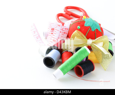 Utensili di cucitura - bobine fili colorati, perni, ditale Foto Stock