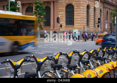 La città di Brisbane Consiglio autobus in città e pedoni Foto Stock