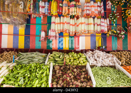 Produrre e ghirlande di fiori venduti a un mercato aperto in Little India, Singapore Foto Stock