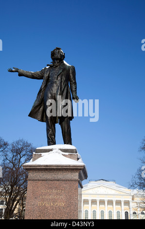 Statua di Pushkin davanti al Museo Russo, San Pietroburgo, Russia Foto Stock