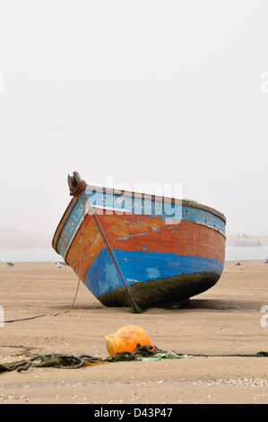 Barca sulla spiaggia, Moulay Bousselham, Kenitra Provincia, Marocco Foto Stock