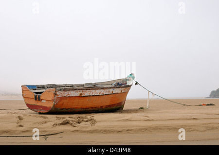 Barca sulla spiaggia, Moulay Bousselham, Kenitra Provincia, Marocco Foto Stock