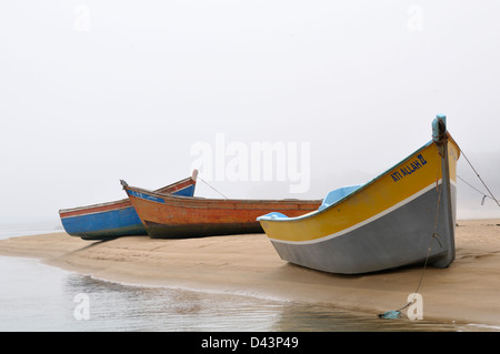 Barche sulla spiaggia, Moulay Bousselham, Kenitra Provincia, Marocco Foto Stock