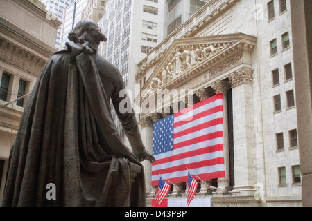 Bandiera americana si blocca al di fuori della Borsa di New York a Wall Street, New York City. Foto Stock