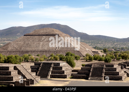 Per i turisti che visitano le Piramidi di Teotihuacan in Messico. Queste sono parte del sito archeologico nel bacino del Messico. Foto Stock