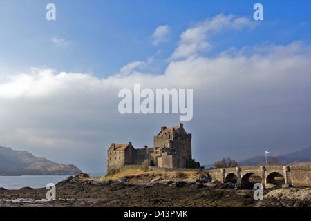 EILEAN Donan Castle in molto presto la molla con il mare LOCH DUICH e la raccolta delle acque e le dense nubi Foto Stock