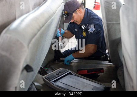 Una fotografia che mostra un'ispezione del veicolo OFO (Office of Field Operations) effettuata dal CBP (U.S. Customs and Border Protection) a un valico di frontiera. Foto Stock