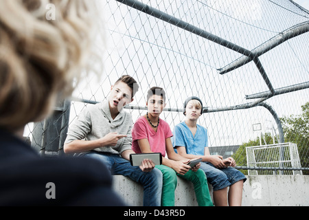 Tre ragazzi e una ragazza nel parco giochi, Mannheim, Baden-Württemberg, Germania Foto Stock