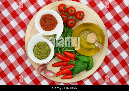 Ingredienti della cucina italiana su tavola di legno sulla tovaglia a scacchi Foto Stock