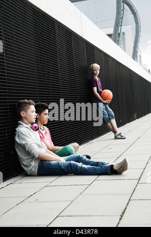 Ragazzi appendere fuori nel parco giochi, Mannheim, Baden-Württemberg, Germania Foto Stock