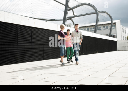 Ragazzi appendere fuori nel parco giochi, Mannheim, Baden-Württemberg, Germania Foto Stock