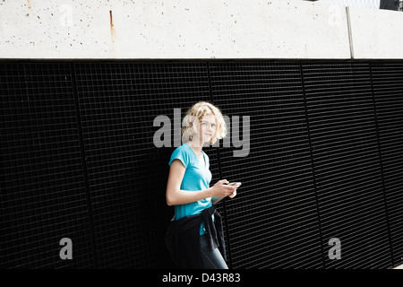 Ragazza con Tablet nel parco giochi, Mannheim, Baden-Württemberg, Germania Foto Stock