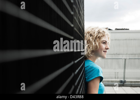 Ragazza guardando in lontananza nel parco giochi, Mannheim, Baden-Württemberg, Germania Foto Stock