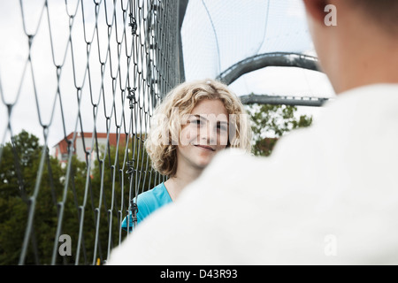 Ragazzo e una ragazza a parlare nel parco giochi, Mannheim, Baden-Württemberg, Germania Foto Stock