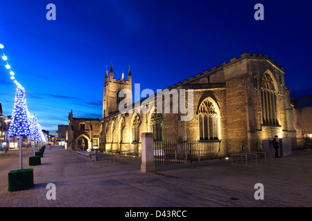 Le luci di Natale decorazioni su St Johns chiesa, Cathedral Square, Città di Peterborough, CAMBRIDGESHIRE, England, Regno Unito Foto Stock
