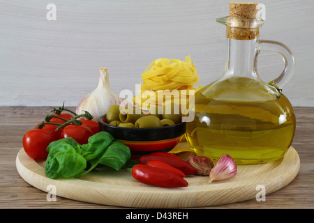 Selezione di ingredienti della cucina italiana su tavola di legno Foto Stock