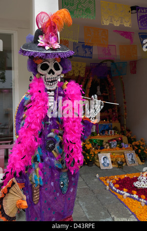 Lo scheletro di manichino vestito per il Giorno dei Morti festival nel cortile a Oaxaca, Messico. Foto Stock