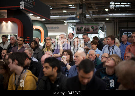 Domenica 3 marzo 2013 NEC Exhibition Centre, Birmingham, Regno Unito. Gli espositori, i clienti e gli stand espositivi presso il National Exhibition Centre che l'Europa è il più grande consumatore di eventi fotografici. Focus su Imaging è la più grande di tutta Europa il commercio annuale mostra, e viene trattenuto nel National Exhibition Centre di Birmingham domenica 3 marzo a mercoledì 6 marzo 2013 Foto Stock