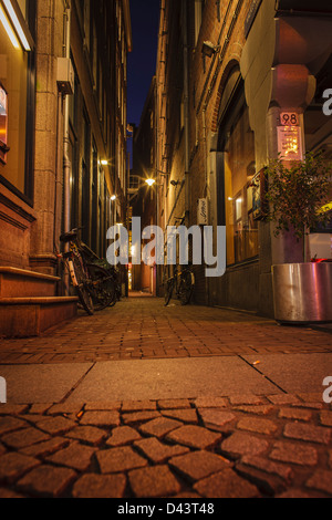 Alley off Damrak, Amsterdam, Paesi Bassi Foto Stock