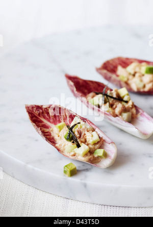 Di Tonno con Avocado e cetrioli in foglie di radicchio Foto Stock