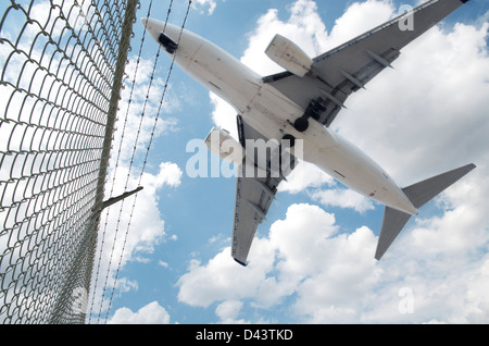 Jet atterraggio all'Aeroporto Internazionale Pearson di Toronto, Ontario, Canada Foto Stock