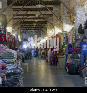 Negozi di tessili in uno dei portici in Qatar il souq Waqif, una destinazione popolare per i turisti e la gente del posto nel cuore di Dohaq Foto Stock