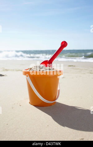 Benna giocattolo e vanga, Cap Ferret, Gironde, Aquitaine, Francia Foto Stock