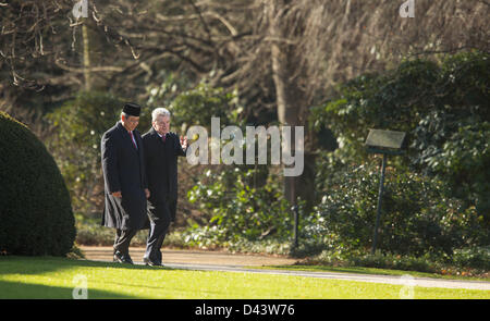 Il presidente indonesiano Susilo Bambang Yudhoyono (L) parla con il Presidente tedesco Joachim Gauck nei giardini di palazzo Bellevue a Berlino, Germania, 04 marzo 2013. Il Presidente indonesiano visite in occasione della fiera del turismo ITB Berlino, presentando Indonesia come suo partner ufficiale paese. Foto: Annibale Foto Stock