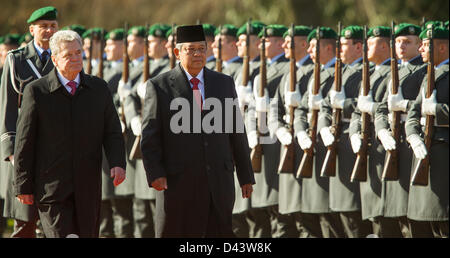 Il presidente indonesiano Susilo Bambang Yudhoyono (R) è ricevuto dal Presidente tedesco Joachim Gauck di fronte il Palazzo Bellevue a Berlino, Germania, 04 marzo 2013. Il Presidente indonesiano visite in occasione della fiera del turismo ITB Berlino, presentando Indonesia come suo partner ufficiale paese. Foto: Annibale Foto Stock