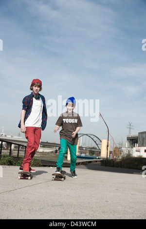 I ragazzi lo skateboard all'aperto, Mannheim, Baden-Württemberg, Germania Foto Stock