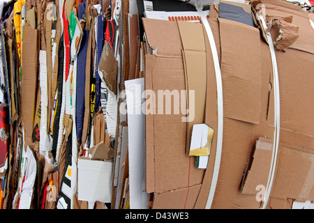 Sfondo di cartone pressato per il riciclaggio vicino. Foto Stock