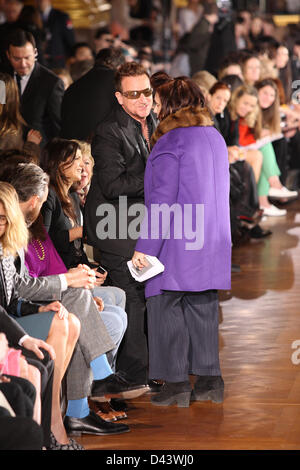 Musicista irlandese sir Paul David Hewson (U2 cantante Bono) saluta British Fashion editor Suzy Menkes alla presentazione di Stella McCartney autunno/inverno 2013/2014 collezione durante Paris pret-a-porter della settimana della moda di Parigi, 4 marzo 2013. Il Paris pret-a-porter sfilate di moda fino al 6 marzo 2013. Foto: Hendrik Ballhausen/dpa Foto Stock